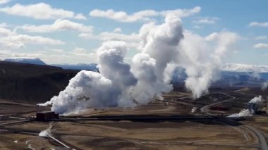 İzlanda 'nın Hver Myvatn kentindeki jeotermal tesisler, bölgenin aktif volkanik ve jeotermal manzarası İzlanda' yı vurguluyor.