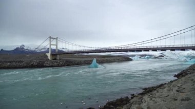 Jokulsarlon buzulu gölünde yüzen buzdağları eriyen buz ve iklim değişikliğinin küresel ısınmaya ve İzlanda 'ya neden olan etkilerini gözler önüne seriyor.