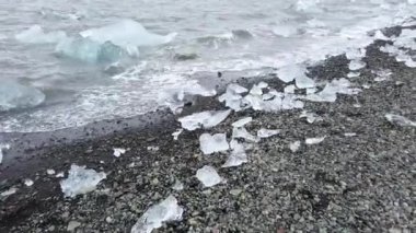 Jokulsarlon buzullarının erimesi ve kıyılara vurması, eriyen buz ve iklim değişikliğinin küresel ısınmaya neden olan etkilerini gözler önüne seriyor.