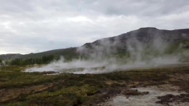 İzlanda, Altın Daire 'de buharlı ve kaynar suyla gayzer kaplıcası.