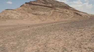 Yazd, İran - 1 Aralık 2019: Zoroastrian Dakhmeh 'in kalıntıları, Sessizlik Kuleleri, antik mezar kuleleri ve tarihi önemi sergiliyor.