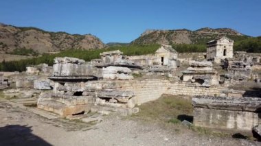 Denizli, Türkiye - 18 Şubat 2020: Pamukkale 'deki Hierapolis kenti kalıntıları, Roma ve Yunan mimarisinin iyi korunmuş kalıntıları, antik sokaklar ve termal hamamlar sergileniyor