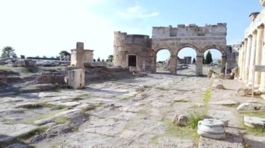 Denizli, Türkiye - 18 Şubat 2020: Pamukkale 'deki Hierapolis kenti kalıntıları, Roma ve Yunan mimarisinin iyi korunmuş kalıntıları, antik sokaklar ve termal hamamlar sergileniyor