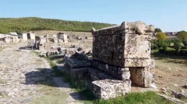 Denizli, Türkiye - 18 Şubat 2020: Pamukkale 'deki Hierapolis kenti kalıntıları, Roma ve Yunan mimarisinin iyi korunmuş kalıntıları, antik sokaklar ve termal hamamlar sergileniyor