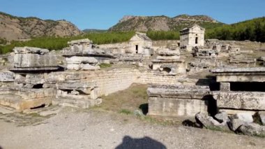 Denizli, Türkiye - 18 Şubat 2020: Pamukkale 'deki Hierapolis kenti kalıntıları, Roma ve Yunan mimarisinin iyi korunmuş kalıntıları, antik sokaklar ve termal hamamlar sergileniyor