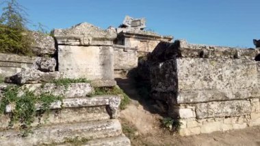Denizli, Türkiye - 18 Şubat 2020: Pamukkale 'deki Hierapolis kenti kalıntıları, Roma ve Yunan mimarisinin iyi korunmuş kalıntıları, antik sokaklar ve termal hamamlar sergileniyor