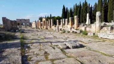 Denizli, Türkiye - 18 Şubat 2020: Pamukkale 'deki Hierapolis kenti kalıntıları, Roma ve Yunan mimarisinin iyi korunmuş kalıntıları, antik sokaklar ve termal hamamlar sergileniyor