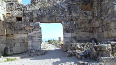 Denizli, Türkiye - 18 Şubat 2020: Pamukkale 'deki Hierapolis kenti kalıntıları, Roma ve Yunan mimarisinin iyi korunmuş kalıntıları, antik sokaklar ve termal hamamlar sergileniyor