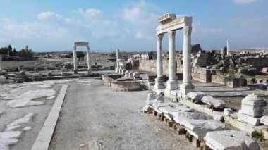 Denizli, Türkiye - 23 Şubat 2020: Laodikeia harabeleri veya Laodicea, Antik Asya 'da, şimdiki Türkiye' de, Lycus nehri üzerinde bulunan zengin bir antik Yunan kentidir.