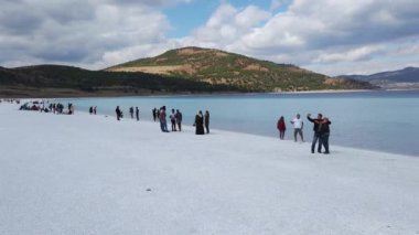 Salda Gölü, Burdur, Türkiye - 18 Şubat 2020: Berrak suları ve eşsiz beyaz kumlu kıyılarıyla tanınan Salda Gölü 'nü keşfeden turistler.