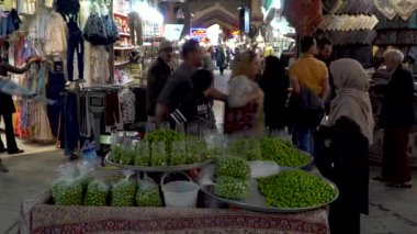 İsfahan, İran - 18 Kasım 2019: İran 'da canlı bir pazar olan İsfahan Grand Bazaar' da insanlar geleneksel halıları, tekstil, baharatları, mücevherleri ve el sanatları ile İran kültürünü sergiliyor