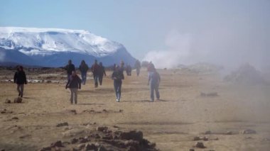 Hver, İzlanda - 12 Mayıs 2019: Turistler İzlanda 'da volkanik manzarayı buhar bacaları ve fümerollerin noktaladığı Heder jeotermal alanını keşfediyorlar