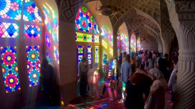 Şiraz, İran - 2 Aralık 2019: Renkli vitraylı iç mekanıyla ünlü Nasir al-Mulk Camii içinde birçok turist. Nasir Al-Mulk Camii, Pembe Cami olarak da bilinir..