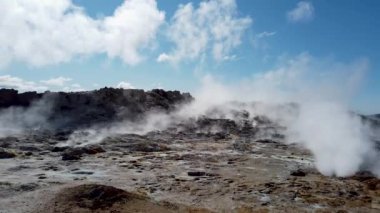 Hver jeotermal alanı, kaynayan bacaları ve canlı volkanik arazisiyle İzlanda 'nın ham jeotermal enerjisini gözler önüne seriyor.