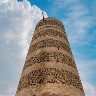 Burana Kulesi, Kırgızistan 'daki antik Balasagun kalıntılarının arasında zengin bir kültür mirası sergiliyor..