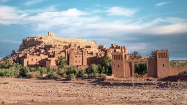 Ait Ben Haddou, Fas 'ın eski ve güçlendirilmiş bir köyü. Çamur tuğlalı mimarisi ve dar sokakları var. Bir zamanlar Sahara kervanı rotasında önemli bir duraktı..