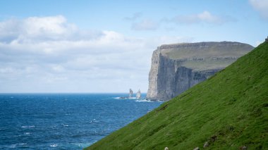 Risin ve Kellingin Denizi, Faroe Adaları açıklarında kayalıklar oluşturur..