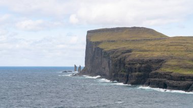 Risin ve Kellingin Denizi, Faroe Adaları açıklarında kayalıklar oluşturur..