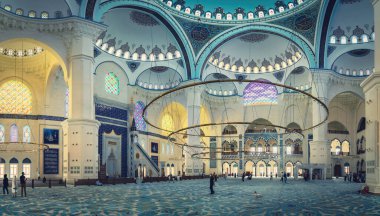 İstanbul, Türkiye - 12 Eylül 2021: İstanbul 'daki Camlica Camii içindeki mimari ayrıntılar karmaşık. Türkçede Camlica Camii olarak bilinen bu cami, İstanbul 'un en büyük camii..