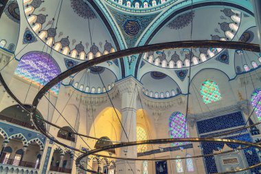 İstanbul, Türkiye - 12 Eylül 2021: İstanbul 'daki Camlica Camii içindeki mimari ayrıntılar karmaşık. Türkçede Camlica Camii olarak bilinen bu cami, İstanbul 'un en büyük camii..