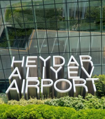 Bakü, Azerbaycan - Temmuz 2019: Bakü Heydar Aliyev Havalimanı ana giriş kapısı, Azerbaycan