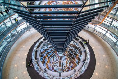 Berlin, Almanya - 16 Ocak 2014: Berlin 'in Reichstag parlamento binasının tepesinde cam kubbe, modern mimarinin sergilendiği ve şehrin panoramik manzaralarını sunuyor
