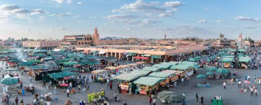 Marakeş, Fas - 10 Eylül 2022: Jemaa el Fnaa Meydanı, sokak sanatçıları, yemek tezgahları ve kalabalık kalabalıklarla dolu, canlı Marakeş, Fas kültürünü yansıtıyor.