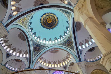 İstanbul, Türkiye - 12 Eylül 2021: İstanbul 'daki Camlica Camii içindeki mimari ayrıntılar karmaşık. Türkçede Camlica Camii olarak bilinen bu cami, İstanbul 'un en büyük camii..