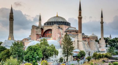 İstanbul, Türkiye - 21 Temmuz 2013: Sultanahmet 'teki Ayasofya Camii dramatik bulutlu. Yakın zamanda adı Ayasofya Kebir Cami olarak değiştirilen bu tarihi site Bizans ve Osmanlı mimarisini harmanlıyor..