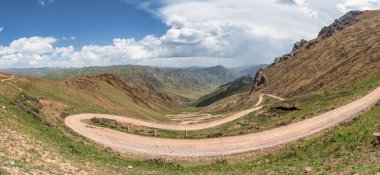 33 Papağan olarak bilinen Zigzag Yılan Yolu, Kırgızistan 'ın Tian Shan Dağları' ndaki Song Kul Gölü 'ne kadar uzanır.