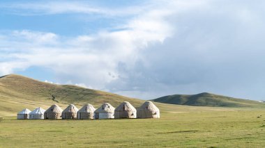 Kırgızistan 'daki Song Kul göl platosunda geleneksel yurt kampı, taşınabilir keçeli çadırlarla göçebe yaşam tarzını sergiliyor..