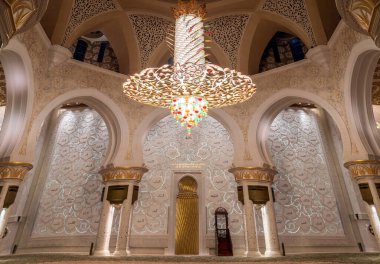 Abu Dhabi, BAE - 18 Şubat 2022: Abu Dabi 'deki Şeyh Zayed Büyük Camii' nde muhteşem bir altın avize, nefis İslami mimari sergileniyor..