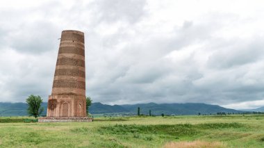 Burana Kulesi, Kırgızistan 'daki antik Balasagun kalıntılarının arasında zengin bir kültür mirası sergiliyor..