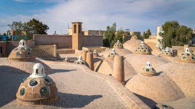 Kashan, İran - 28 Nisan 2019: Geleneksel küçük kubbeleri ile Sultan Amir Ahmad Qasemi hamamının çatısı