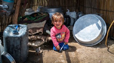 Şiraz, İran - 5 Mayıs 2019: Kashqai Türk göçebe çocuğu bir göçebe kampında. Qasqhai geçici yerleşim yerlerinde yaşayan göçebe insanlardır..