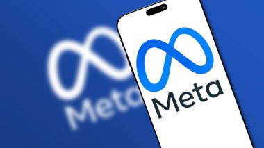İstanbul, Türkiye - 20 Ağustos 2024: Meta logosu akıllı telefon ekranında gösterildi. Meta, Facebook, Instagram, WhatsApp 'ın ana şirketidir..