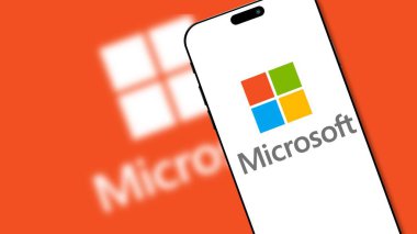 İstanbul, Türkiye - 20 Ağustos 2024: Microsoft logosu akıllı telefon ekranında sergilendi. Microsoft, Windows ve Office gibi yazılımlar ve Surface ve Xbox konsolları gibi aygıtlarla bilinen bir teknoloji şirketidir..