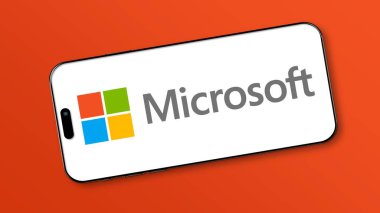İstanbul, Türkiye - 20 Ağustos 2024: Microsoft logosu akıllı telefon ekranında sergilendi. Microsoft, Windows ve Office gibi yazılımlar ve Surface ve Xbox konsolları gibi aygıtlarla bilinen bir teknoloji şirketidir..