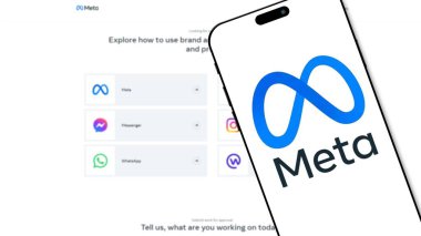 İstanbul, Türkiye - 20 Ağustos 2024: Arkaplanda web sitesi bulunan akıllı telefon ekranında Meta logosu. Meta, Facebook, Instagram, WhatsApp 'ın ana şirketidir..