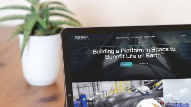 İstanbul, Türkiye - 5 Eylül 2024: Sierra Space web sitesi tablet ekranda. Sierra Space, uzay aracı, habitat ve uzay teknolojisi geliştiren ticari bir uzay şirketidir..