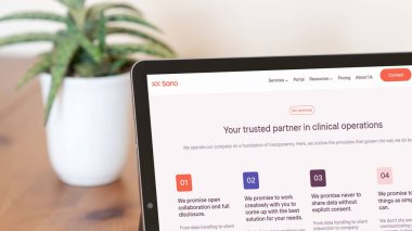 İstanbul, Türkiye - 5 Eylül 2024: Tablet ekranda Sano web sitesi. Sano, kan kimyasını gözlemlemek ve analiz etmek için takılabilir teknoloji geliştiren bir şirket..