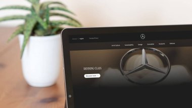 İstanbul, Türkiye - 5 Eylül 2024: Tablet ekranda Mercedes web sitesi. Mercedes yüksek kaliteli arabalar, yenilikçi teknoloji ve zarafetiyle bilinen lüks bir otomotiv markasıdır..