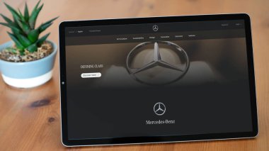 İstanbul, Türkiye - 5 Eylül 2024: Tablet ekranda Mercedes web sitesi. Mercedes yüksek kaliteli arabalar, yenilikçi teknoloji ve zarafetiyle bilinen lüks bir otomotiv markasıdır..