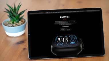 Cupertino, California, ABD - 9 Eylül 2024: Apple Watch Ultra 2 web sitesinin resimli editörü. Apple Watch Ultra 2 dijital ekranda yakın planda görülebilir