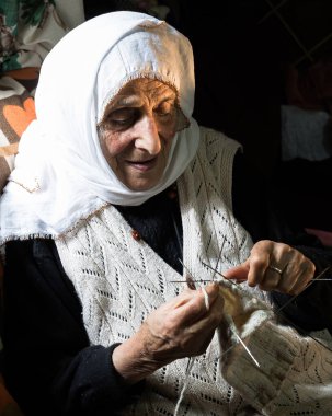 Yazd, İran - 2 Mayıs 2019: Antik Yazd şehrinin dar sokaklarında loş bir tünelde bisiklet süren kimliği belirsiz bir çocuğun silüeti