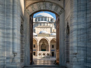 İstanbul, Türkiye - 11 Eylül 2021: Süleyman Camii, Osmanlı İmparatorluğu sırasında Mimar Sinan tarafından inşa edilen büyük kubbe ve dekoratif girişi ile mimariyi ayrıntılı olarak anlattı.