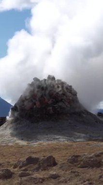 İzlanda 'nın Hver Myvatn jeotermal bölgesinde bir buhar bacası, Dünya kabuğunun altından yükselen dramatik volkanik manzarayı ve yoğun ısıyı ortaya çıkarıyor. Dikey video