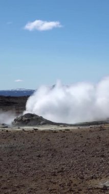 İzlanda 'nın Hver Myvatn jeotermal bölgesinde bir buhar bacası, Dünya kabuğunun altından yükselen dramatik volkanik manzarayı ve yoğun ısıyı ortaya çıkarıyor. Dikey video