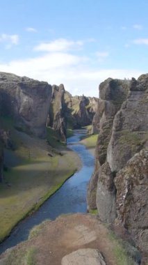 Güney İzlanda 'daki Fjadrargljufur Kanyonu' nda, bölgenin eşsiz jeolojisi ve doğal güzelliğini gözler önüne seren çarpıcı uçurumlar ve sığ bir dere bulunuyor. Dikey video