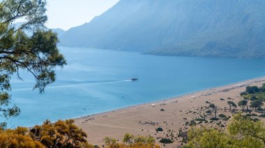 Türkiye 'nin Antalya kentindeki Cirali plajında Akdeniz' in berrak mavi denizi, yemyeşil ormanları ve turistler için bir numaralı nokta olan görkemli dağlar yer alıyor..